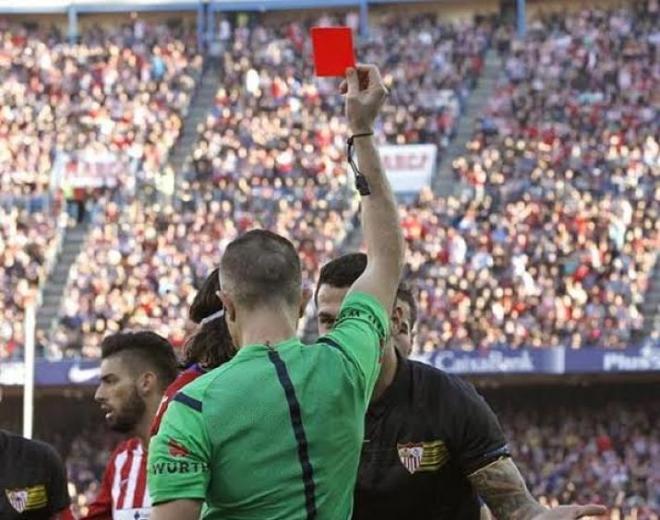 Iglesias Villanueva expulsó a Vitolo en el Vicente Calderón.