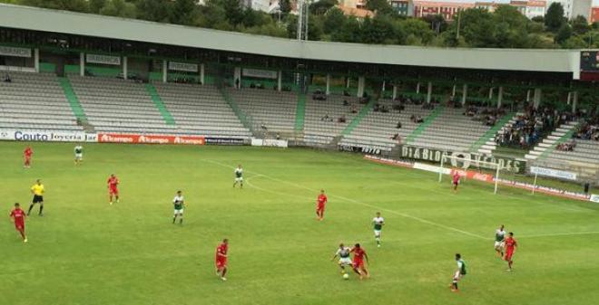Una imagen del partido en Ferrol (FOTO: Real Sporting).