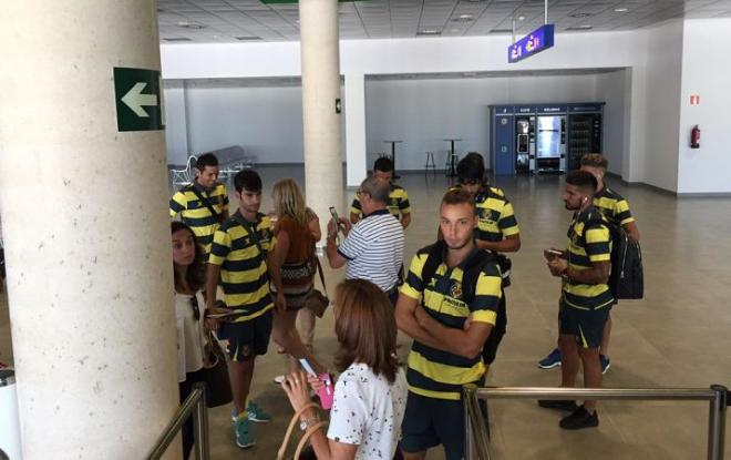 Varios jugadores del Villarreal, antes de coger el avión (FOTO: Villarreal CF).