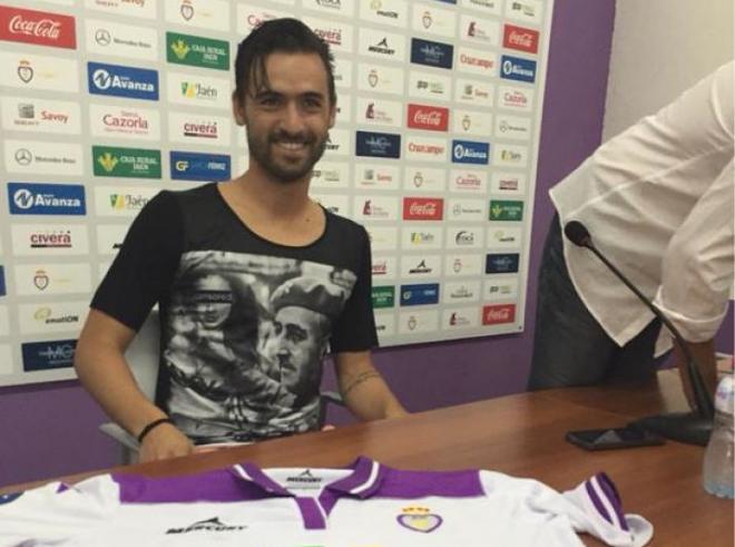 Nuno Silva posó así de sonriente con su camiseta (FOTO: @La2A_noticias).