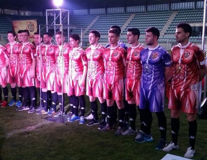 Los jugadores del Palencia posan con la nueva camiseta.