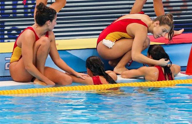 Las jugadoras españolas se lamentan tras la derrota.