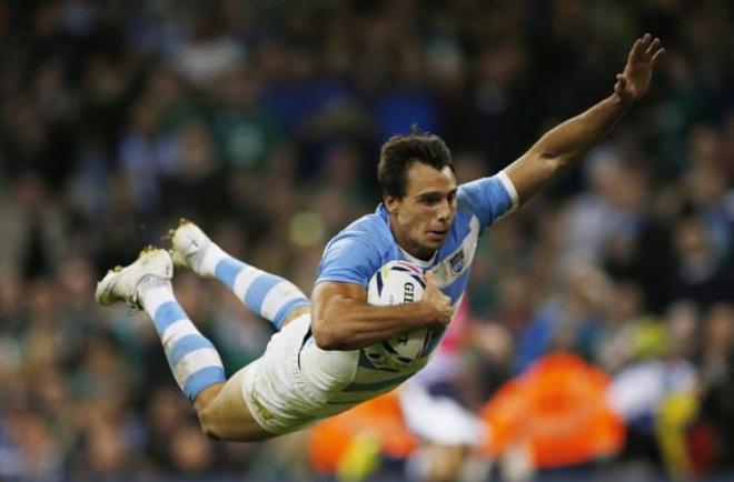 Juan Imhoff se lanza en busca de la zona de marca irlandesa en la victoria de Los Pumas. (Foto: Reuters).