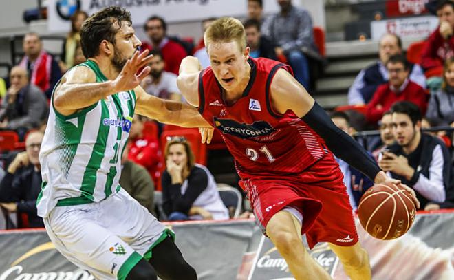 Beazing intenta entra a la zona (Foto: Basket Zaragoza).