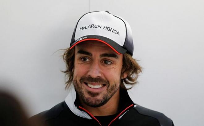 Fernando Alonso, en el 'paddock'.
