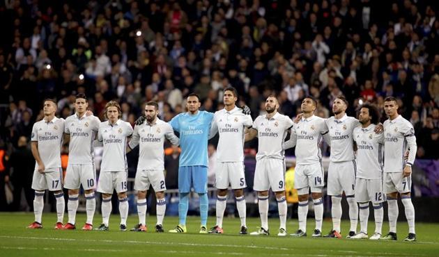 Los futbolistas del Real Madrid guardan un minuto de silencio.
