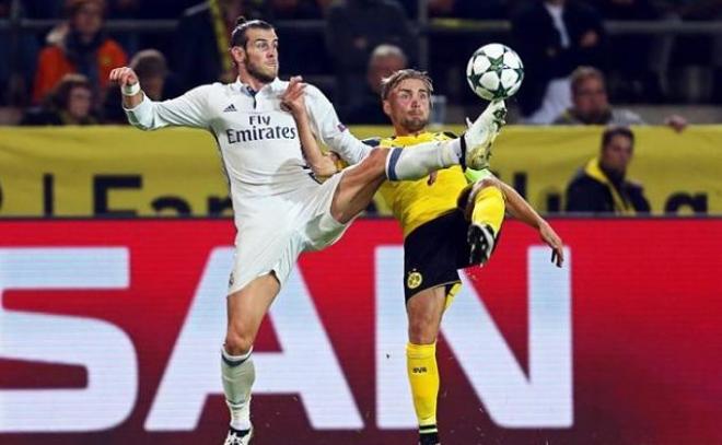 Gareth Bale pelea un balón durante el partido contra el Borussia de Dortmund.