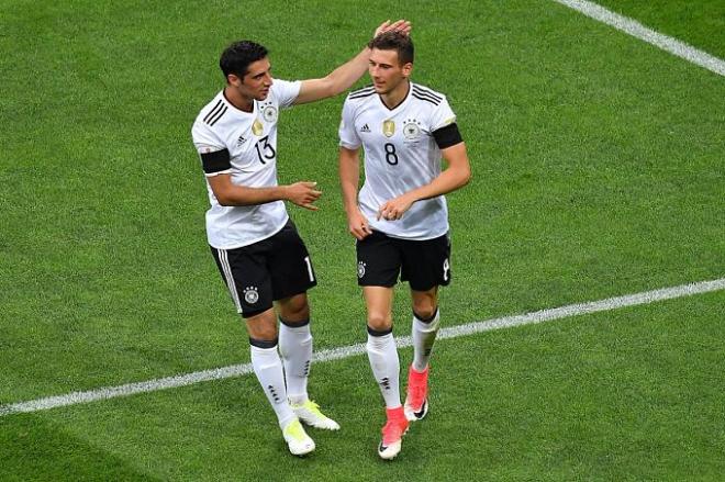 Stindl y Goretzka celebran un gol de Alemania.