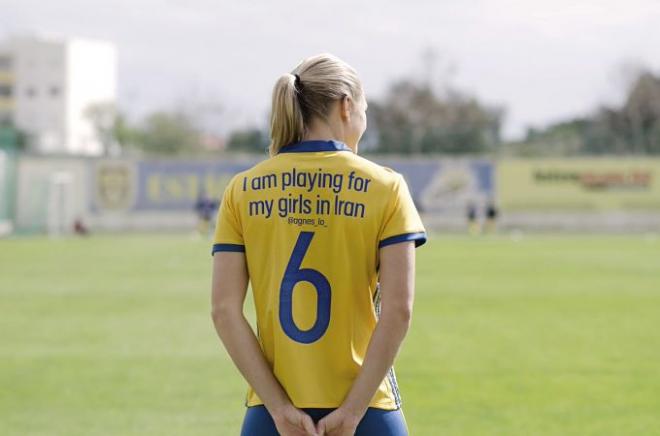 Una de las jugadoras posa con la camiseta. (Foto: SvenskFotboll).