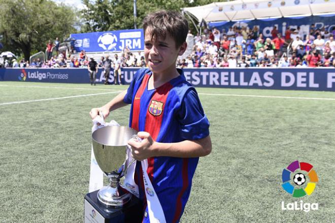 Pau Fernández, el pequeño jugador del Barcelona.