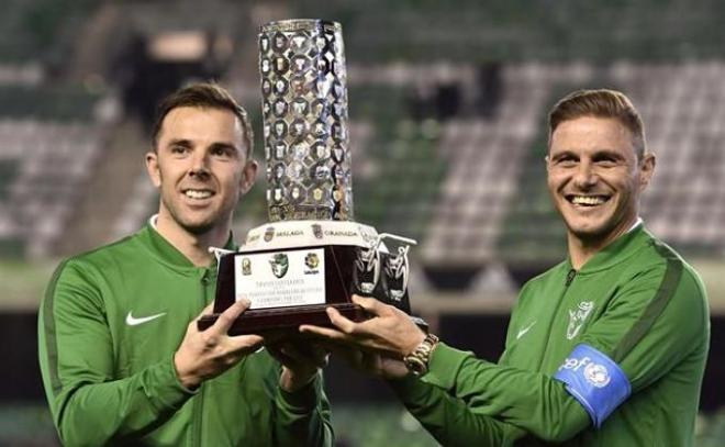 Joaquín y Marchena posan con el trofeo del partido solidario de Champions for Life.