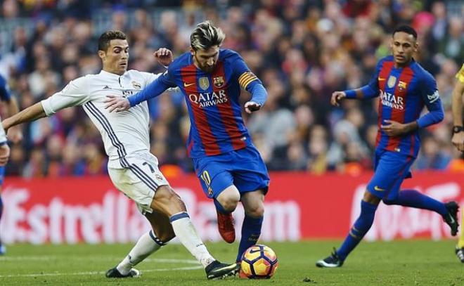 Cristiano y Messi pugnan por un balón en el último Clásico.