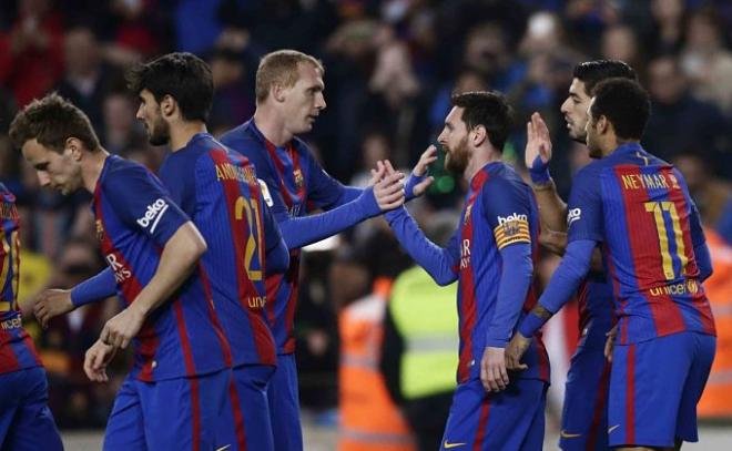 Los jugadores del Barcelona celebran el 2-1.