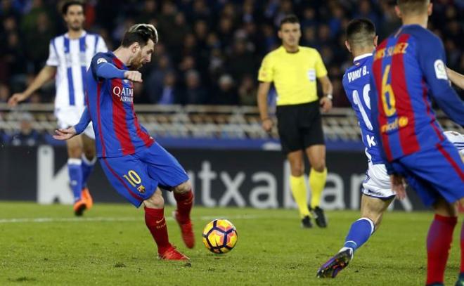 Messi le pega al balón en un partido.