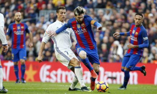 Messi y Cristiano, durante un partido.