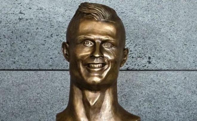 La carismática estatua de Cristiano Ronaldo en el Aeropuerto de Madeira.