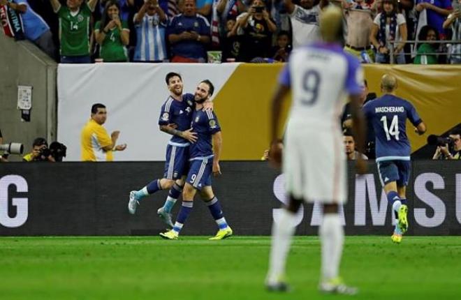 Messi y Higuaín celebran uno de los goles.