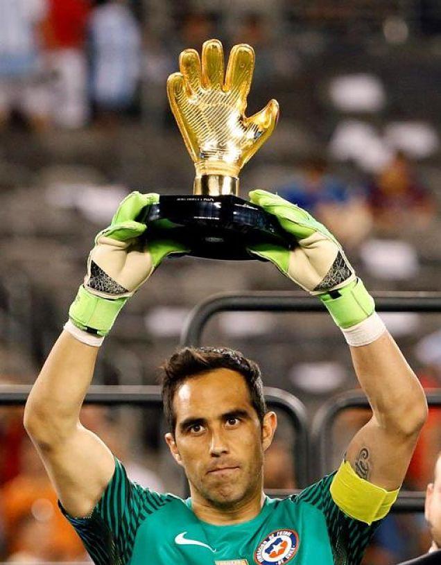 Claudio Bravo levanta su Guante de Oro de la Copa América.