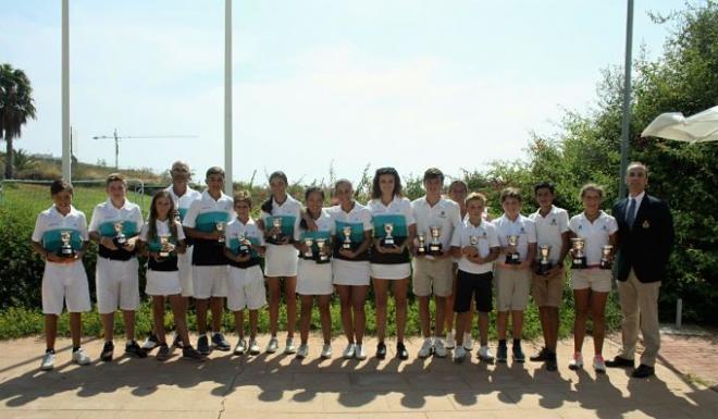 El equipo posa con el trofeo.