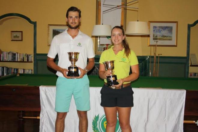 Rodríguez-Tabernero y Gómez posan con sus trofeos.