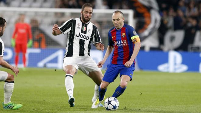 Higuaín e Iniesta, en el último Juventus-Barcelona.