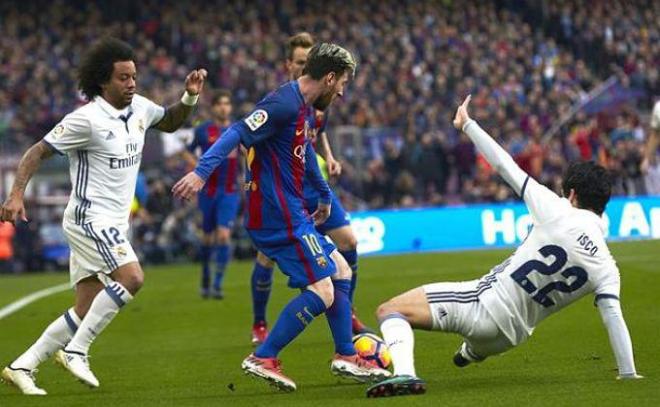 Messi, en un Barcelona-Real Madrid ante Marcelo e Isco.