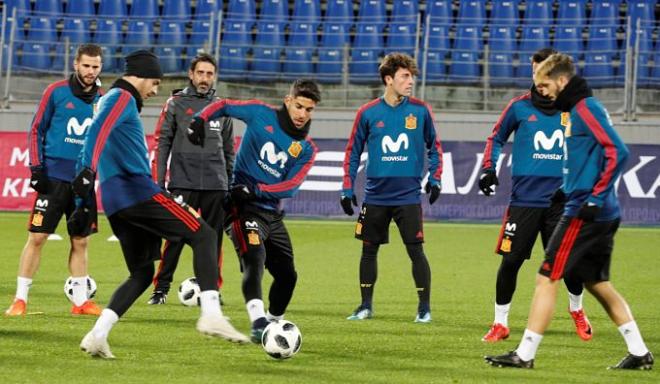 Los jugadores de España entrenan antes de jugar ante Rusia.