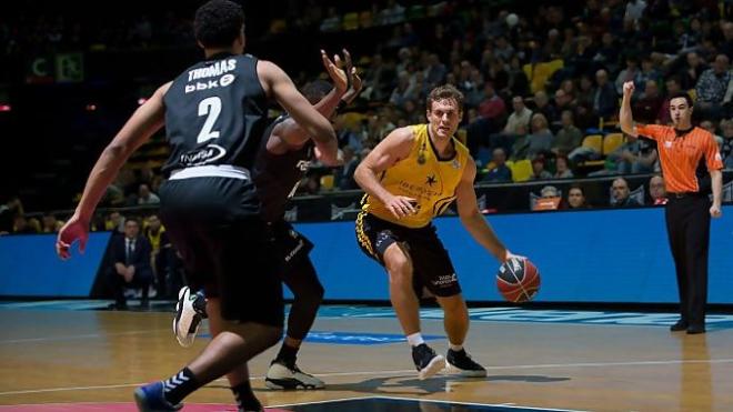 Acción del partido entre Bilbao Basket y Iberostar Tenerife.