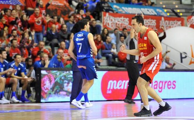 Vítor Benite celebra una canasta (Foto: UCAM).