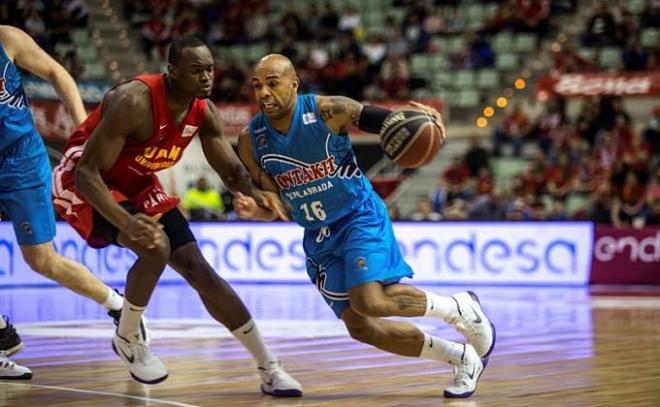 Lance del partido entre el UCAM y el Fuenlabrada.