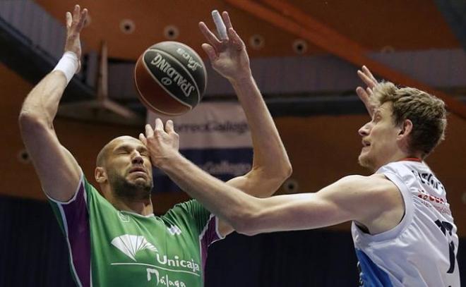 Lance del partido entre el Unicaja y el Obradoiro.