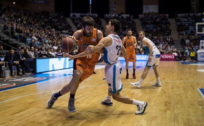 San Emeterio intenta entrar a canasta (@ValenciaBasket).