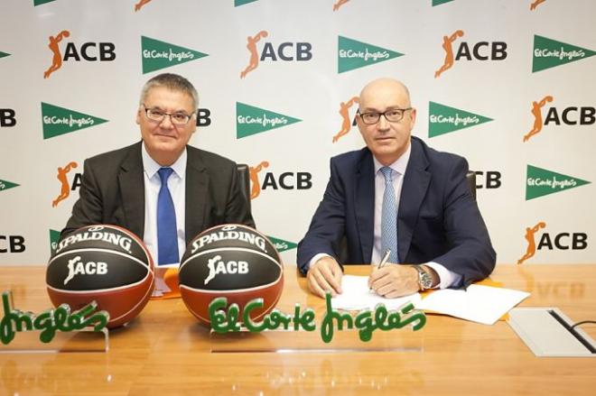 Francisco Roca, presidente de ACB, y Jesús Nuño de la Rosa, consejero de El Corte Inglés, suscriben el acuerdo.