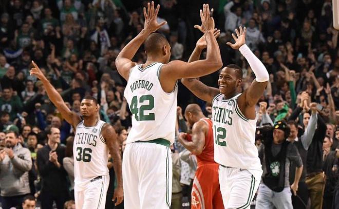 Los jugadores de los Celtics celebran la victoria.