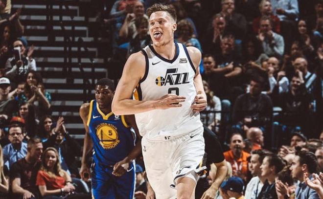 Jerebko celebra uno de los puntos de los Jazz.