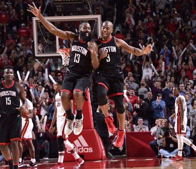 Harden y Chris Paul celebran la victoria ante los Heat.