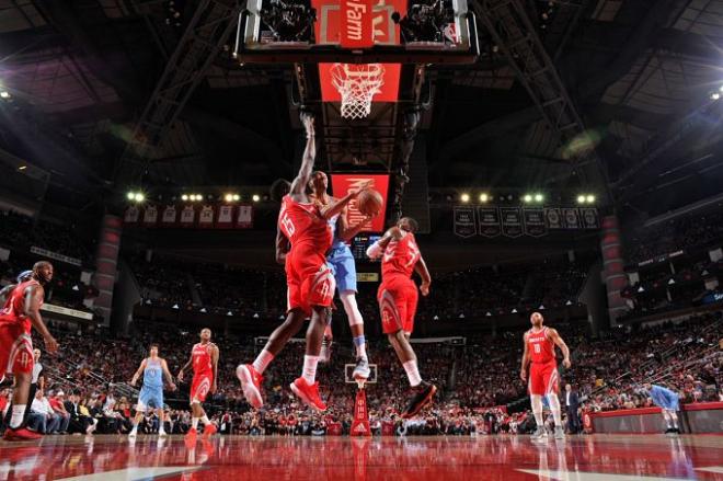 Acción del partido entre Rockets y Clippers.