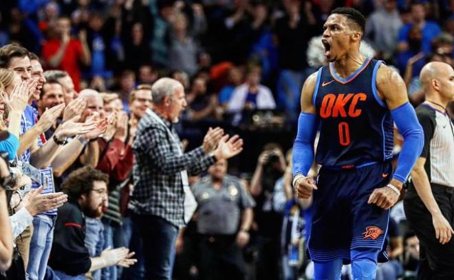 Westbrook celebra un punto con la grada.