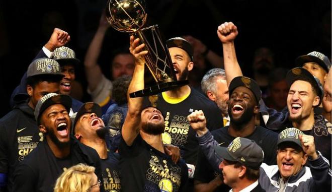 Curry levanta el título de la NBA.