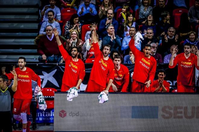 Los suplentes celebran un triple desde el banquillo.