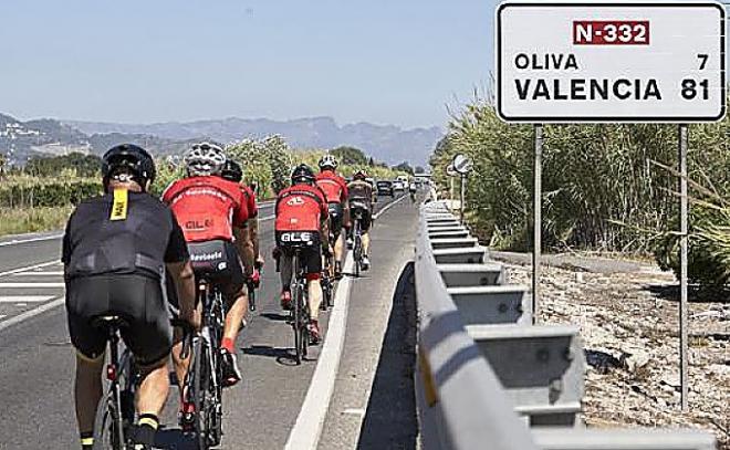 Ciclistas circulando por una de las carreteras de la comunidad valenciana