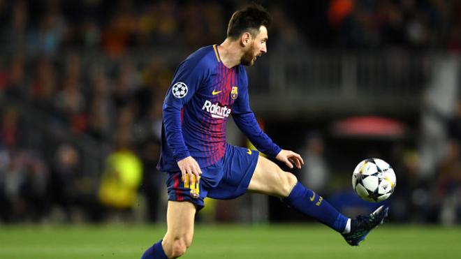Messi controla un balón ante la Roma.