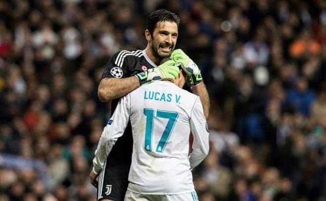 Abrazo entre Buffon y Lucas Vázquez.
