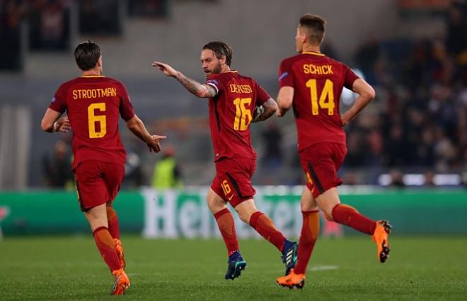 Los jugadores de la Roma celebran su primer gol.
