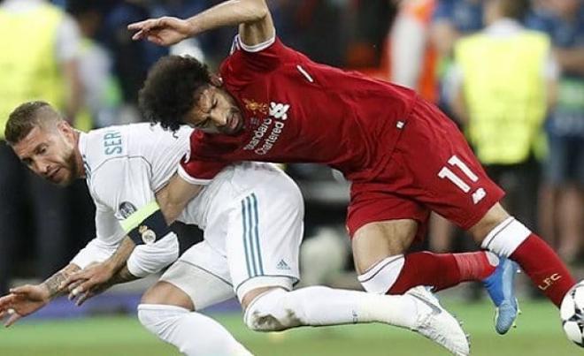 Ramos y Salah, en la jugada de la polémica.