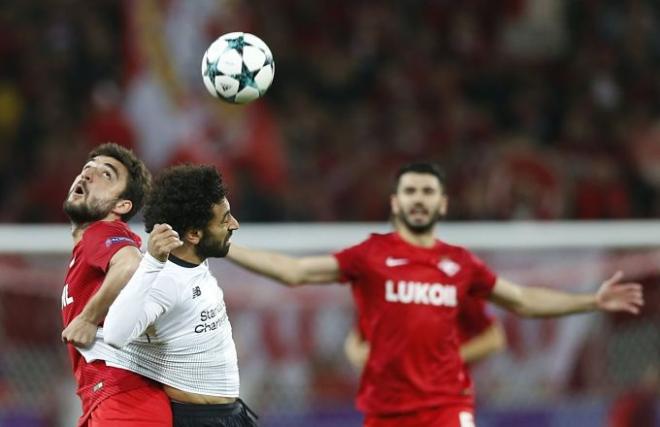 Salah es agarrado por un defensor ruso.