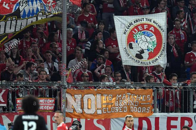 Pancartas exhibidas en el Allianz Arena.