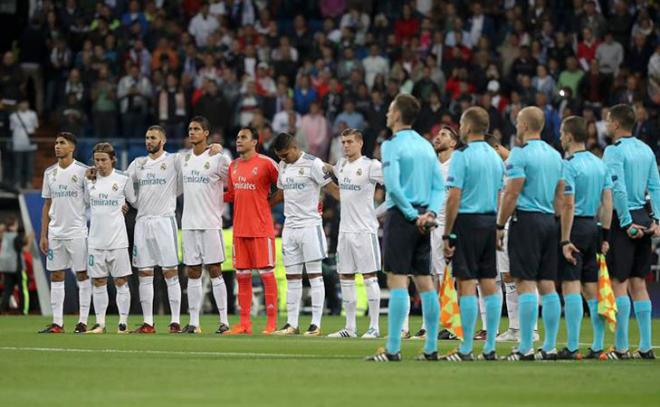 Los jugadores del Madrid, durante un minuto de silencio.