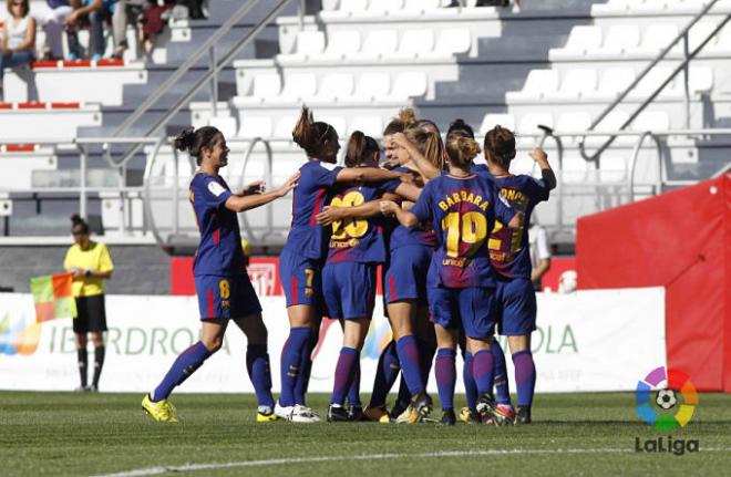 Las chicas del Barça celebran un gol en Lezama.