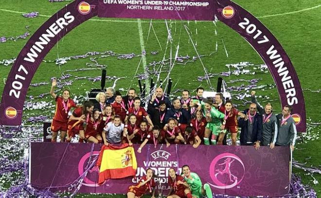 Las jugadoras de la selección española femenina sub 19 celebran el triunfo.